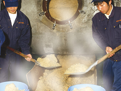 玄米黒酢の素材は全て安心・安全の国内産 国内産素材を手間暇かけて、丹念に仕込み。