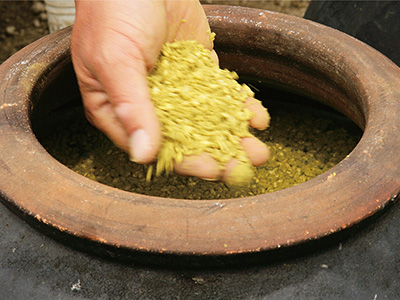 玄米黒酢の素材は全て安心・安全の国内産 国内産素材を手間暇かけて、丹念に仕込み。